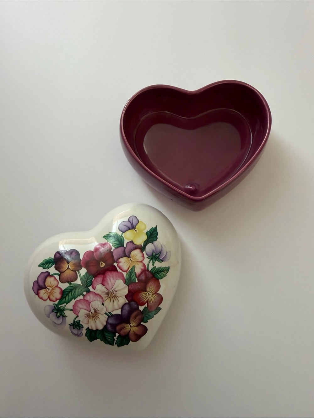 Heart-Shaped Floral Trinket Music Box - Plum Interior, White Floral Lid
